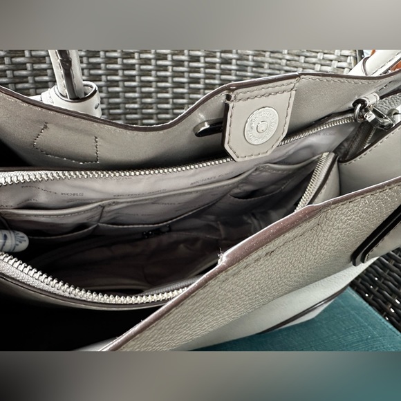 Michael Kors Mercer Gallery Studio Large Center Zip Tote Leather in Pearl Grey - Picture 11 of 15